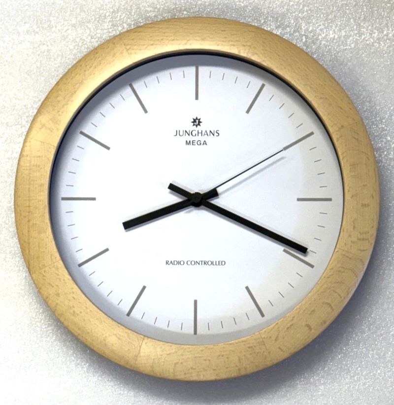 Junghans RCC väggur bok vitT0 Ø29cm
